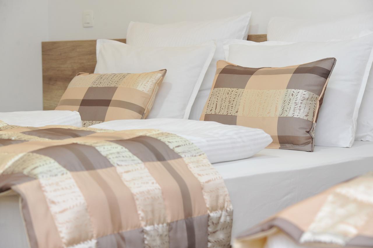 Motel As Hadzici Екстер'єр фото